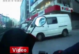 İstanbul'da minibüsün çarptığı motosikletli genç ölümden döndü