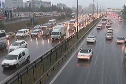 İstanbul&#039;da sağanak yağış etkili oluyor 