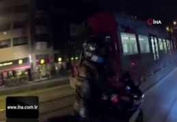 İstanbul'da tramvaya asılan küçük çocuk şoke etti