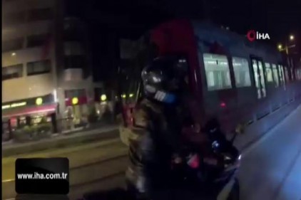İstanbul&#039;da tramvaya asılan küçük çocuk şoke etti