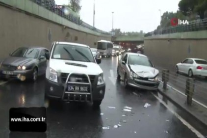 İstanbul'da yağışlı hava kazaları da beraberinde getirdi