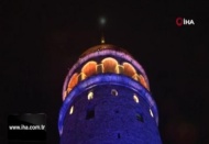 İstanbul'un simgesi Galata Kulesi mavi ve turuncuya büründü