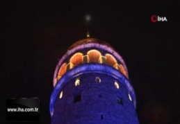 İstanbul'un simgesi Galata Kulesi mavi ve turuncuya büründü