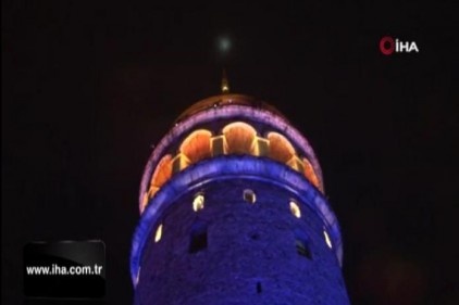 İstanbul&#039;un simgesi Galata Kulesi mavi ve turuncuya büründü