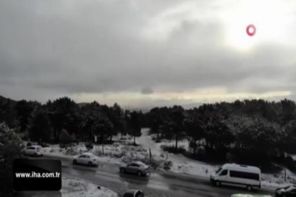 İstanbul&#039;un yüksek kesimlerinde kar yağışı etkili oluyor