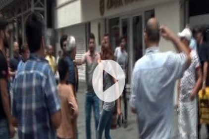 İstiklal Caddesi&#039;nde turistlerin tekme tokat kavgası kamerada