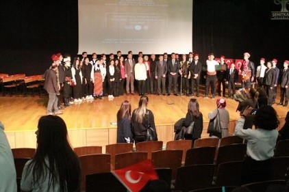 İstiklal Marşını kabul töreninde koronaya kolonyalı önlem