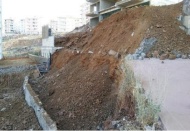 İstinat duvarı çöktü
