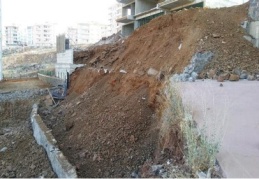 İstinat duvarı çöktü