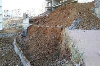 İstinat duvarı çöktü