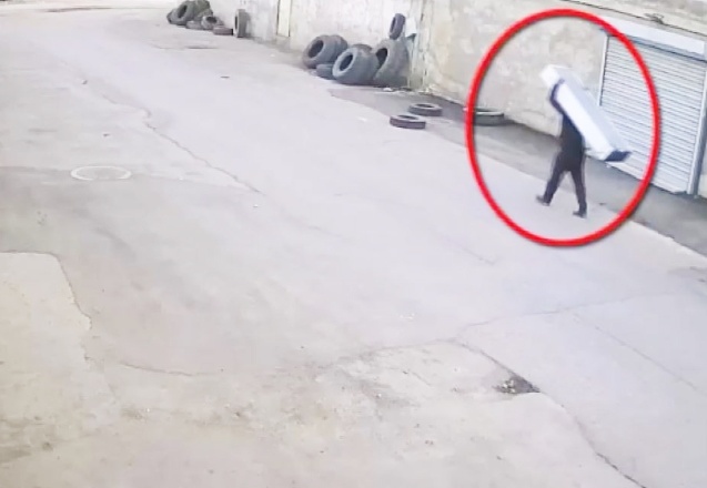 İşyerinden klima ve motosiklet çalan hırsızlar kamerada