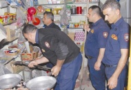İtfaiye ekipleri bakkalda yılan aradı