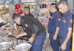 İtfaiye ekipleri bakkalda yılan aradı