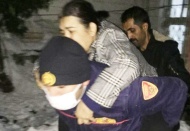 İtfaiye eri hasta kadını sırtında taşıdı