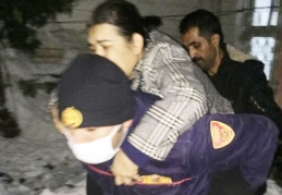 İtfaiye eri hasta kadını sırtında taşıdı