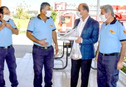 İtfaiye erlerine baklava ikram etti