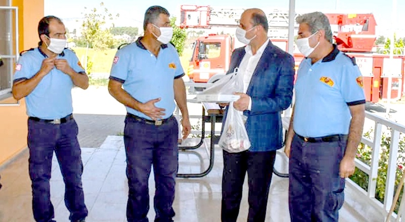 İtfaiye erlerine baklava ikram etti