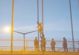 İtfaiyenin açtığı hava yastığı hayatını kurtardı