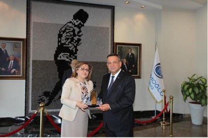 İthalatta Gümkart uygulaması yapan Merinos Halı&#8217;ya teşekkür etti