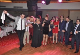 İzel sevgililer için söyledi