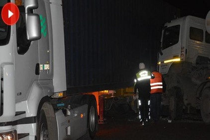 İzmir&#8217;de TIR ile beton mikseri çarpıştı; 1 kişi yaralı
