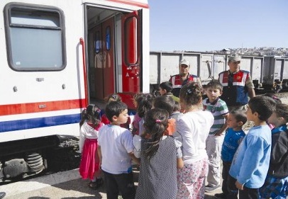 Jandarma çocuklara tren istasyonu gezirdi