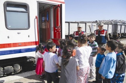 Jandarma çocuklara tren istasyonu gezirdi