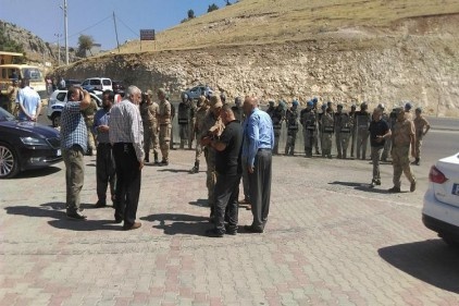 Jandarma yol kapatamaya izin vermedi 