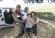 Jandarma, yol kontrollerinde çocuklara hediye dağıtıyor