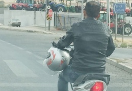 Jandarmanın verdiği kaskı koluna taktı
