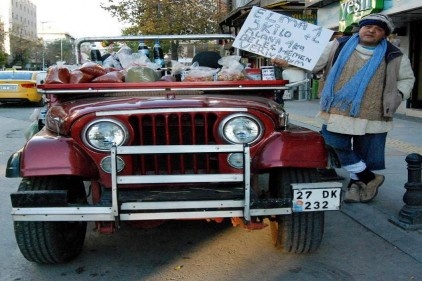 Jeep&#8217;le seyyar yapıyor