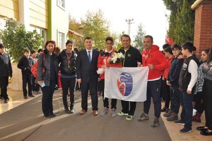 Kaan Kara&#039;nın yüzmede 1. oldu