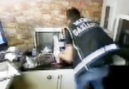 Kabe maketinin içine mermi zulaladılar