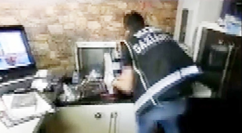 Kabe maketinin içine mermi zulaladılar