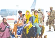 Kabil Havalimanı'nda binlerce kişi tahliye edilmeyi beklerken 'IŞİD tehdidi gerekçesiyle' güvenlik çemberi genişletildi