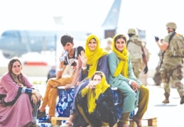 Kabil Havalimanı'nda binlerce kişi tahliye edilmeyi beklerken 'IŞİD tehdidi gerekçesiyle' güvenlik çemberi genişletildi