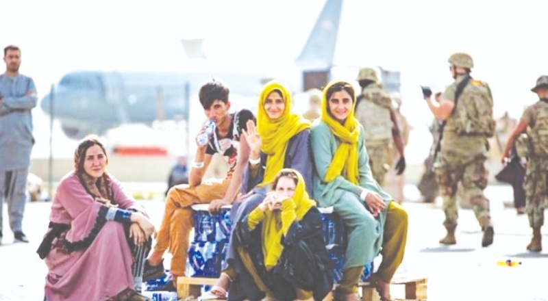 Kabil Havalimanı'nda binlerce kişi tahliye edilmeyi beklerken 'IŞİD tehdidi gerekçesiyle' güvenlik çemberi genişletildi