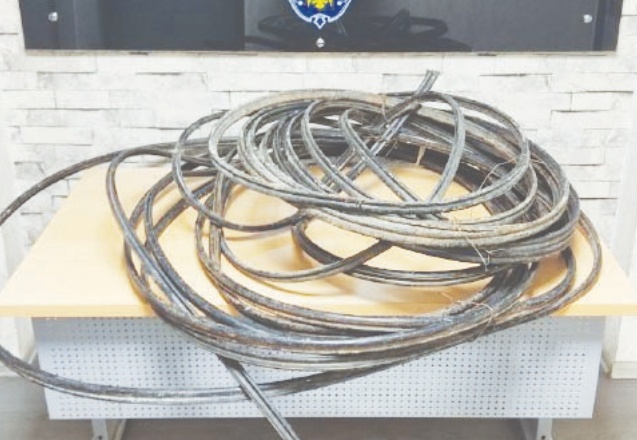 Kablo hırsızları önce kameralara sonra polise yakalandı
