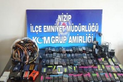 Kaçak cep telefonlarına el konuldu