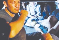 Kaçak göçmenler otobüsün bagajından çıktı