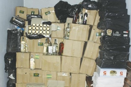 Kaçak içki, saigara ve puroya el konuldu