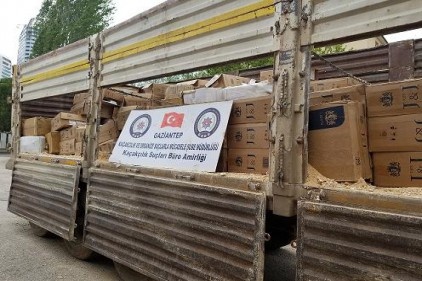 Kaçak ilaç ve sigara ele geçirildi