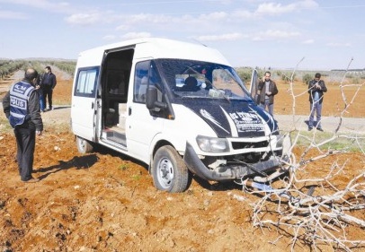 Kaçak sigara dolu araçla fıstık bahçesine daldılar