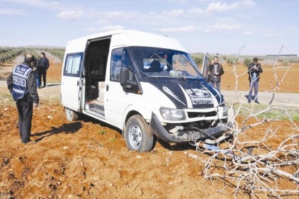 Kaçak sigara dolu araçla fıstık bahçesine daldılar