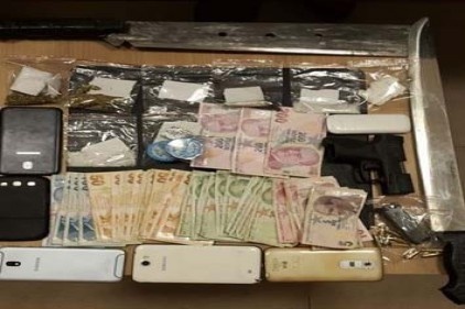 Kaçak sigara ile uyarıcı ve uyuşturucu ilaç ele geçirildi