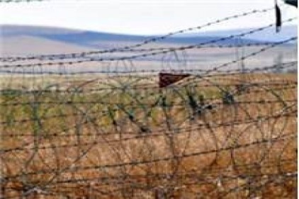Kaçakçılar malzemeleri bırakarak Suriye&#8217;ye geri kaçtı
