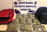 Kaçan şüphelilerin araçtan attığı valizlerden 5 kilo bonzai çıktı 