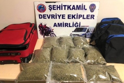 Kaçan şüphelilerin araçtan attığı valizlerden 5 kilo bonzai çıktı 