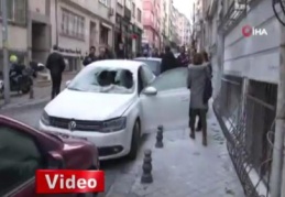 Kadıköy'de akli dengesi bozuk, şahıs kadın avukatın park halindeki aracını ateşe verdi