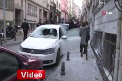 Kadıköy&#039;de akli dengesi bozuk, şahıs kadın avukatın park halindeki aracını ateşe verdi